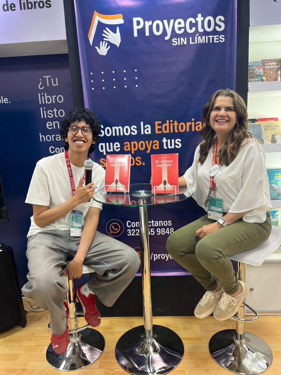 Equipo de Proyectos Sin Limites con un autor publicado en su stand de la FILBO 2026