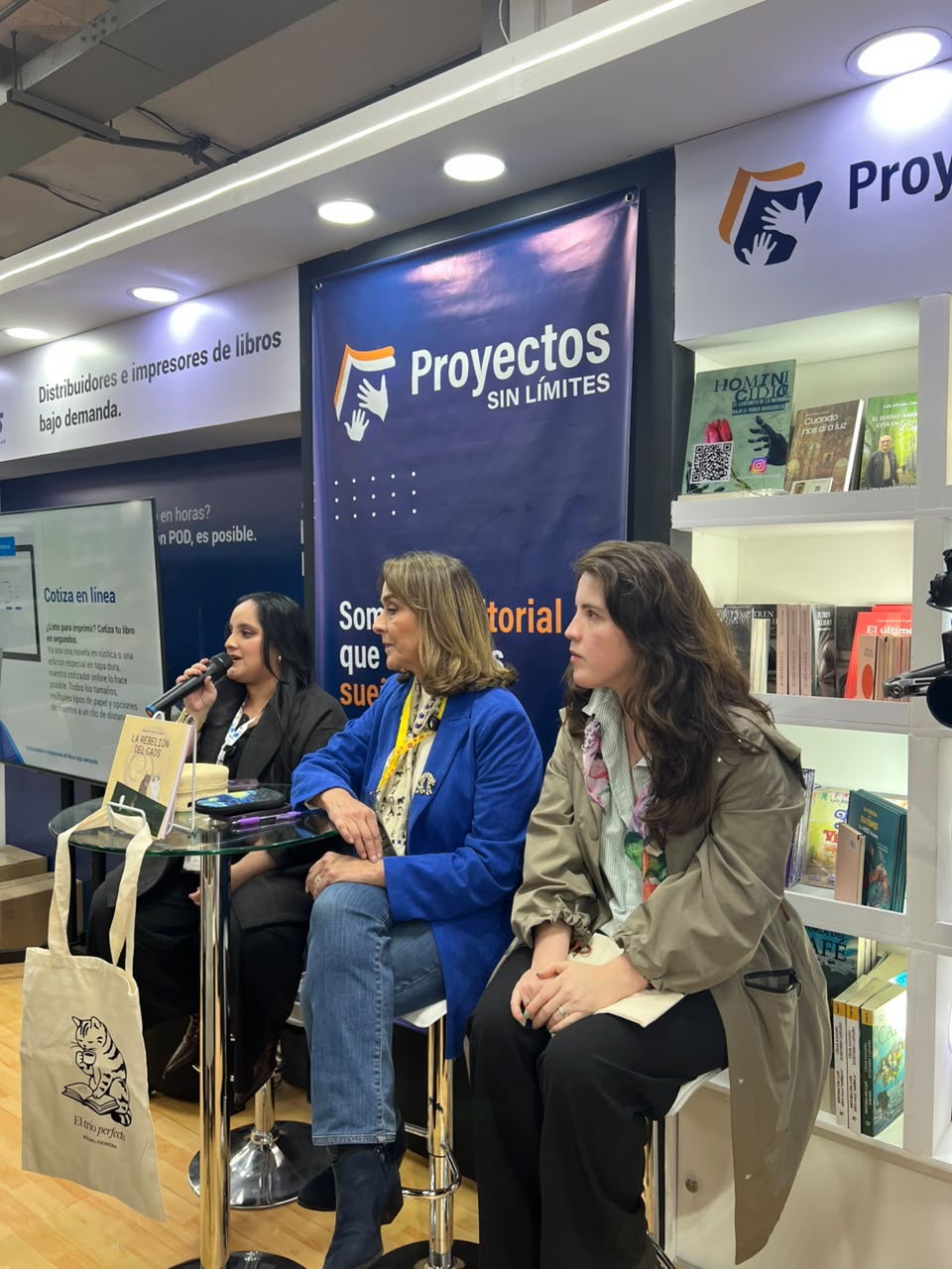 Panel de autores en el stand de Proyectos Sin Limites en la FILBO 2026